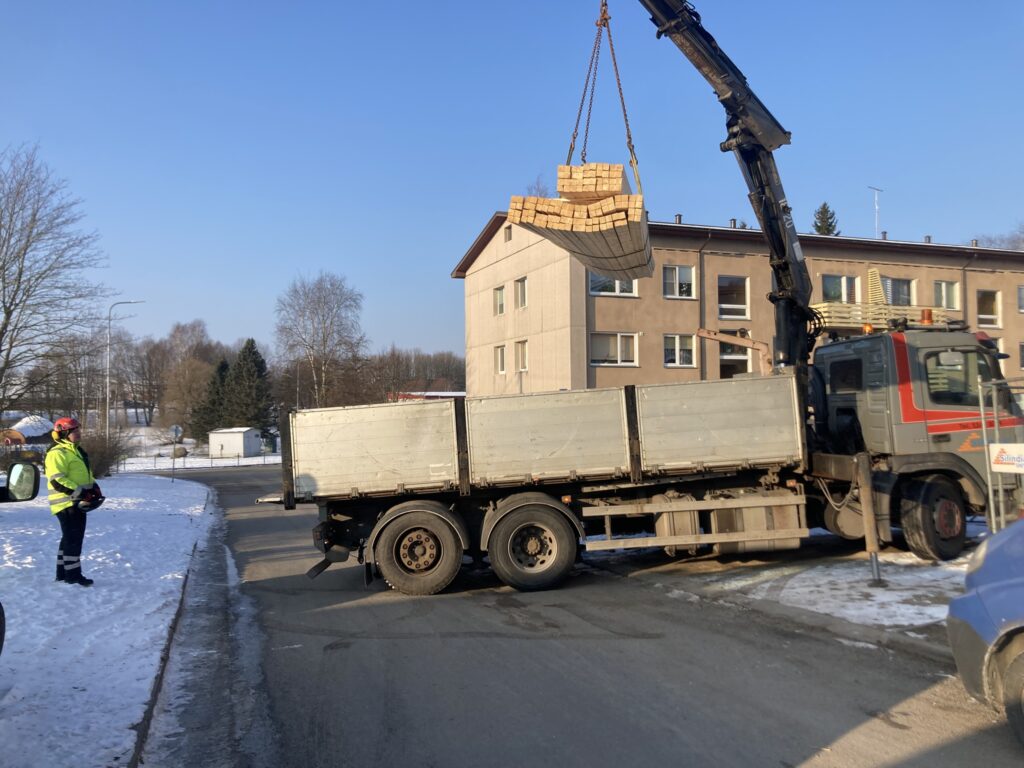 Kraana abil laaditakse ehitusmaterjale Silindia Ehitus OÜ veokile.